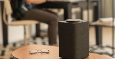 Altavoz Bluetooth portátil de gama alta en una mesa, ideal para música en casa y exteriores.