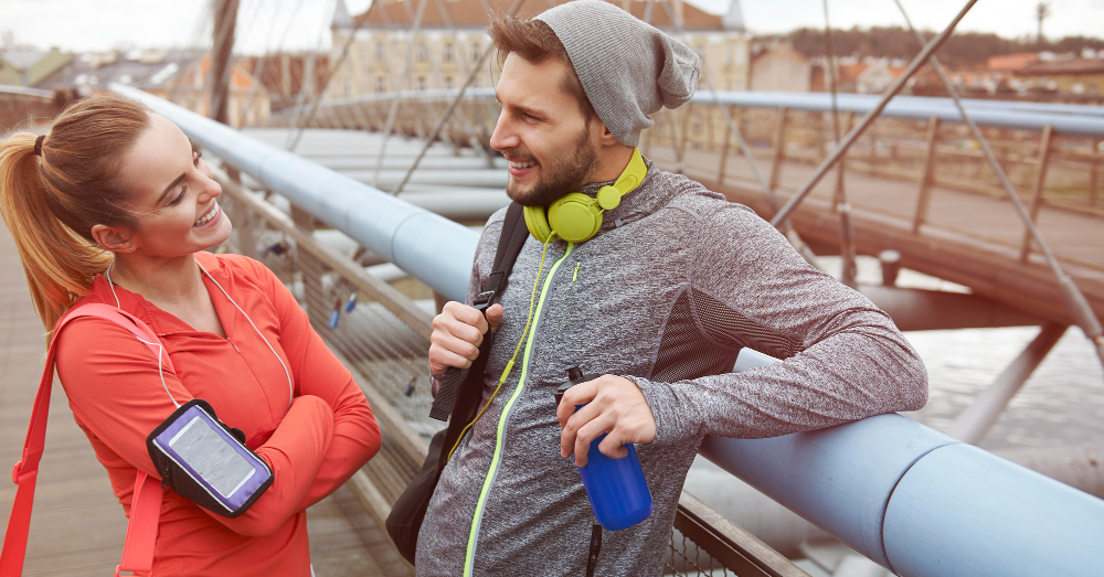 dos corredores con gadgets para hacer deporte